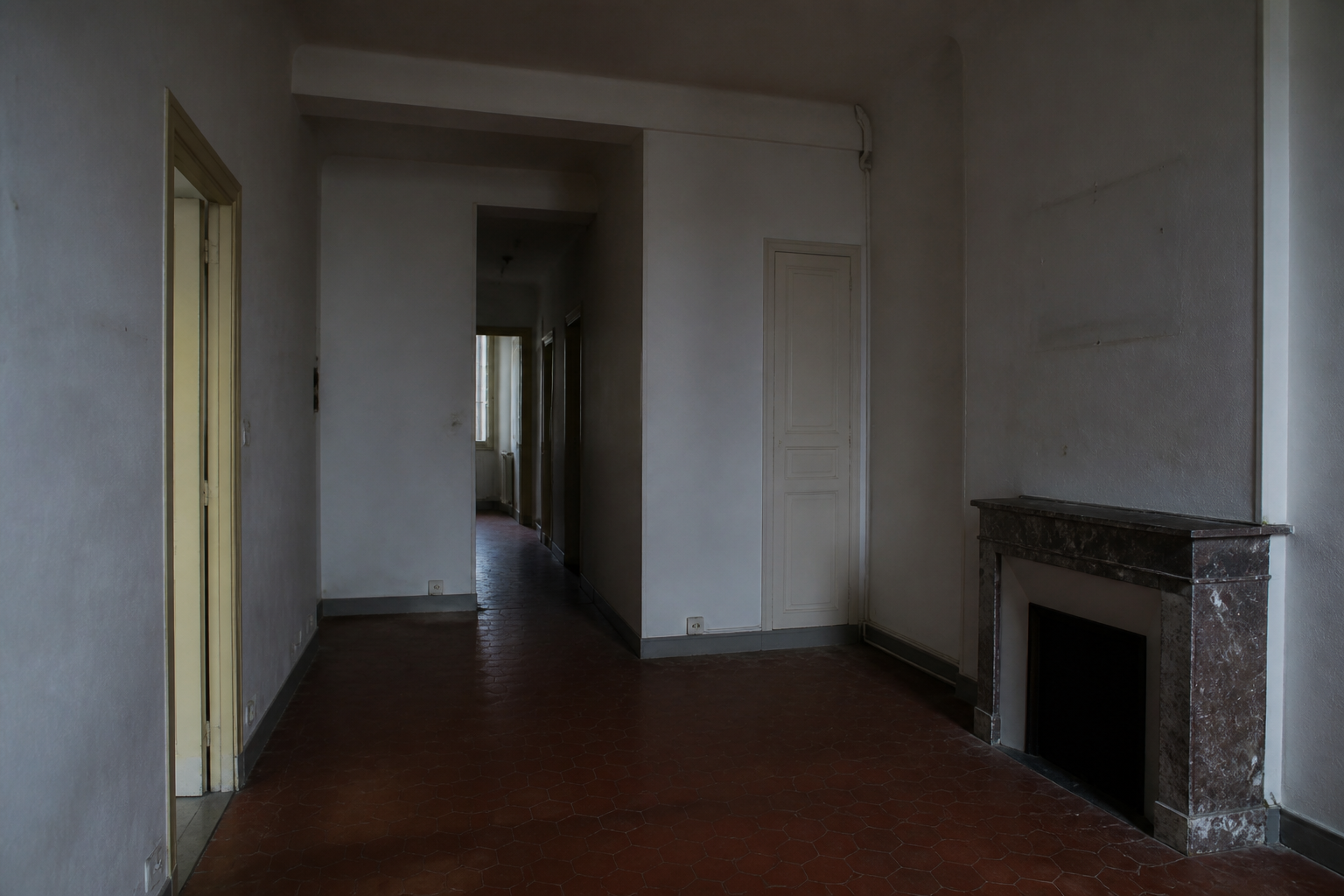 Pièce sombre avant rénovation